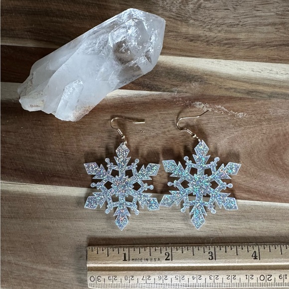Acrylic Snowflake โ๏ธ dangling holographic earrings ๐ - Picture 2 of 7